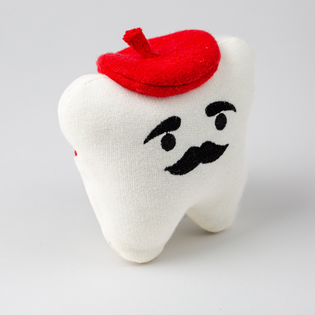 Yorik-2 Peluche en forme de dent de lait nommée Yorik pour enfants