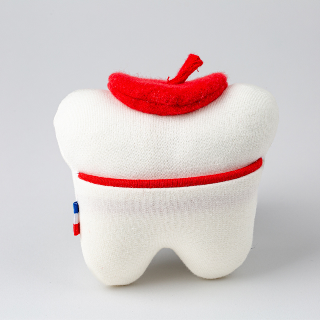 Yorik-f4 Peluche en forme de dent de lait nommée Yorik pour enfants