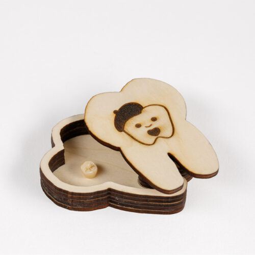 Une boîte à dents ouverte (créée par Les Chicos de France) pour accueillir les petites dents de lait quand elles tombent